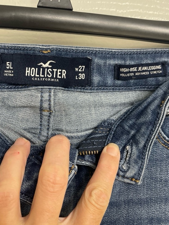 Hollister Denim - Hollister High-Rise Denim Jeans in Medium Blue Wash